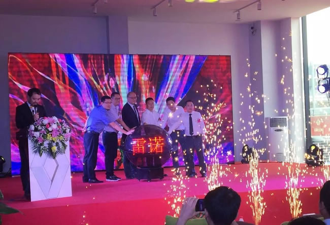 绵阳8188cc威尼斯春风雷诺4S店盛大开业4.jpg
