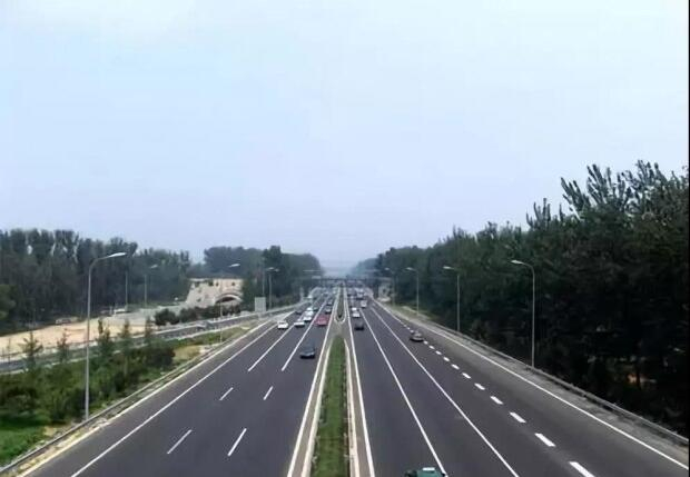 中止性踩油门的操作，能让我们在行驶时省油吗？